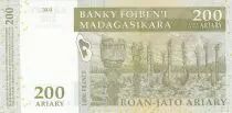 Madagascar 200 Ariary - Pueblo - Monumentos - Firma 5 - 2004