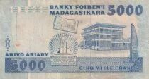 Madagascar 5000 Francs - Femme avec son enfant - Biblioth&egrave;que nationale de Madagascar - ND (1988-1994) - S&eacute;rie CB